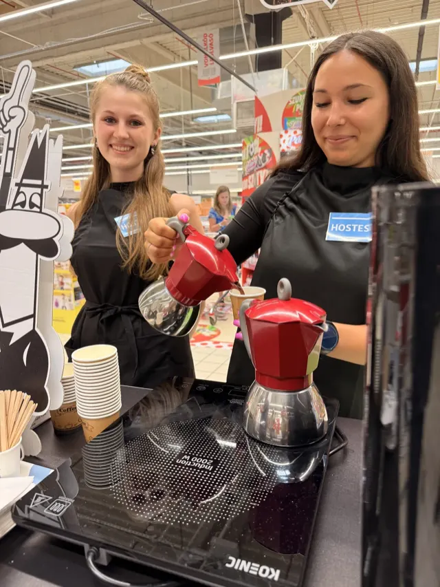 Hostessek friss eszpresszót készítenek eredeti Bialetti mokkafőzővel a kóstoltatáson