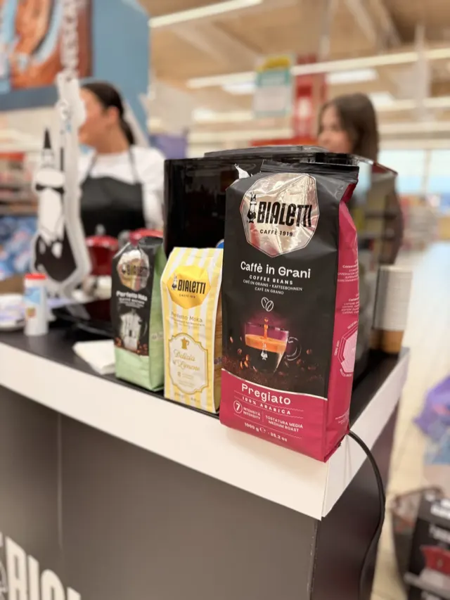 Bialetti kávécsomagok a kóstoltató pulton: Caffè in Grani Pregiato, Perfetto Moka és Delizia al Limone