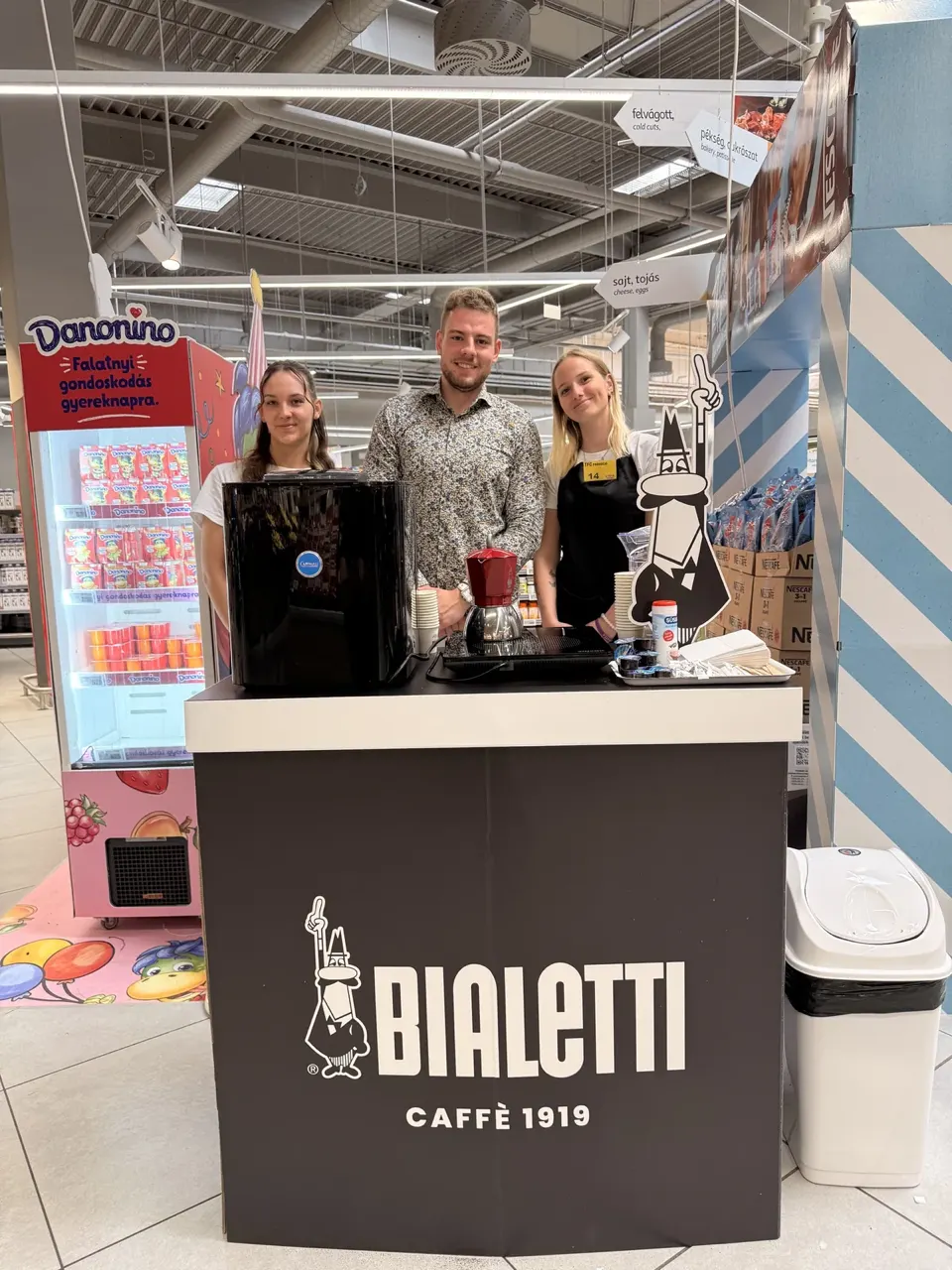 Bialetti kávékóstoltató stand az Auchan áruházban, hostess csapattal és márkázott pulttal